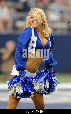 Une cheerleader Dallas Cowboys effectue entre les trimestres des Cowboys Tampa Bay Buccaneers match au Cowboys Stadium à Arlington, Texas le 23 septembre 2012. UPI/Ian Halperin Banque D'Images