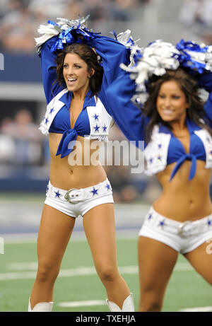 Une cheerleader Dallas Cowboys effectue entre les trimestres des Cowboys Tampa Bay Buccaneers match au Cowboys Stadium à Arlington, Texas le 23 septembre 2012. UPI/Ian Halperin Banque D'Images