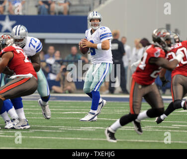 Le quart-arrière des Cowboys de Dallas Tony Romo ressemble à lancer contre les Tampa Bay Buccaneers au Cowboys Stadium à Arlington, Texas le 23 septembre 2012. UPI/Ian Halperin Banque D'Images