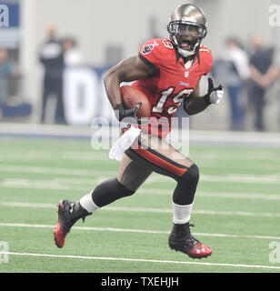 Tampa Bay Buccaneers Mike Williams surprend un laissez-passer de l'écran contre les Cowboys de Dallas au Cowboys Stadium à Arlington, Texas le 23 septembre 2012. UPI/Ian Halperin Banque D'Images