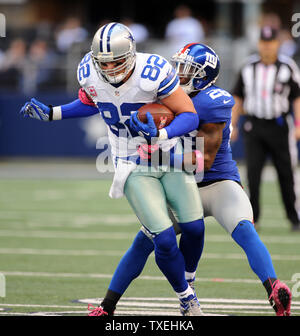 Dallas Cowboys Jason Whitten est encapsulé par les Giants de New York Antrel Rolle après une courte prise au cours du deuxième trimestre au Cowboys Stadium à Arlington, Texas, le 28 octobre 2012. UPI/Ian Halperin Banque D'Images