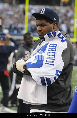 Cowboys de Dallas dvd Josh Brent tient le jersey de coéquipier Jerry Bown, Jr. à l'écart des Cowboys et Pittsburgh Steelers match au Cowboys Stadium à Arlington, Texas le 16 décembre 2012. Brent a été accusé d'homicide involontaire coupable d'intoxication après un accident à un seul véhicule la semaine dernière qui a tué Brown. UPI/Ian Halperin Banque D'Images