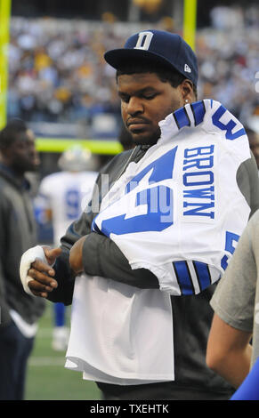 Cowboys de Dallas dvd Josh Brent tient le jersey de coéquipier Jerry Bown, Jr. à l'écart des Cowboys et Pittsburgh Steelers match au Cowboys Stadium à Arlington, Texas le 16 décembre 2012. Brent a été accusé d'homicide involontaire coupable d'intoxication après un accident à un seul véhicule la semaine dernière qui a tué Brown. UPI/Ian Halperin Banque D'Images