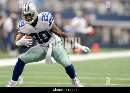 Cowboys de Dallas running back DeMarco Murray trouve un champ ouvert à l'encontre des Saint Louis Rams chez AT&T Stadium à Arlington, Texas le 22 septembre 2013. UPI/Ian Halperin Banque D'Images