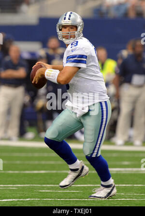 Cowboys de Dallas Tony Romo ressemble à lancer contre les Rams de Saint-Louis à AT&T Stadium à Arlington, Texas le 22 septembre 2013. UPI/Ian Halperin Banque D'Images