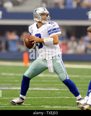 Cowboys de Dallas Tony Romo ressemble à lancer contre le Saint Louis à AT&T Stadium à Arlington, Texas le 22 septembre 2013. UPI/Ian Halperin Banque D'Images