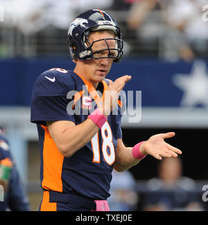 Denver Broncos quarterback Payton Manning se réchauffe avant le match à Dallas Cowboys07 AT&T Stadium à Arlington, Texas le 6 octobre 2013. UPI/Ian Halperin Banque D'Images