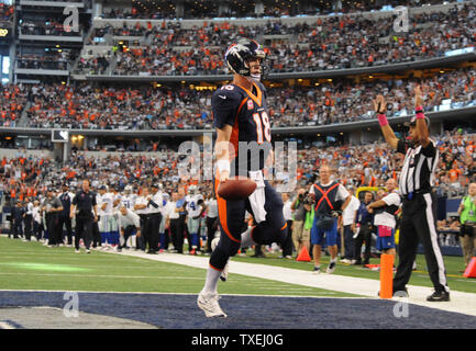 Denver Broncos quarterback Payton Manning marque un touchdown contre le deuxième trimestre Dallas Cowboys jeu à AT&T Stadium à Arlington, Texas le 6 octobre 2013. UPI/Ian Halperin Banque D'Images