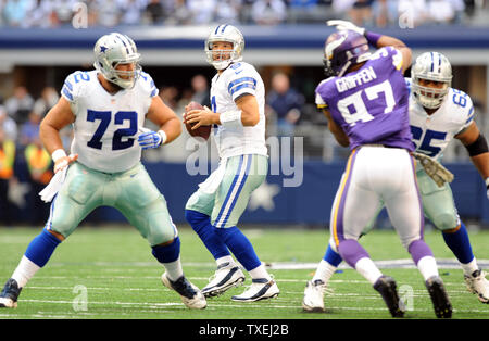 Cowboys de Dallas Tony Romo ressemble à lancer contre les Vikings du Minnesota à AT&T Stadium à Arlington, Texas, le 3 novembre 2013. UPI/Ian Halperin Banque D'Images