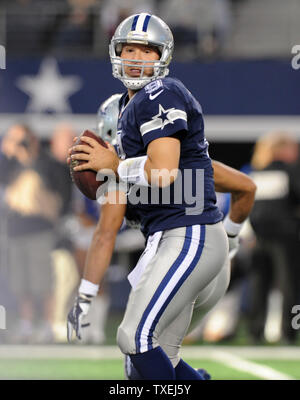 Cowboys de Dallas Tony Romo ressemble à lancer contre les Raiders d'Oakland à AT&T Stadium à Arlington, Texas le 28 novembre 2013. UPI/Ian Halperin Banque D'Images