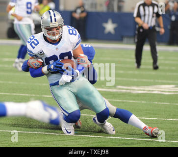 Dallas Cowboys Jason Whitten est encapsulé par un défenseur Giants de New York au cours de la première moitié à AT&T Stadium à Arlington, Texas, le 19 octobre 2014. UPI/Ian Halperin Banque D'Images