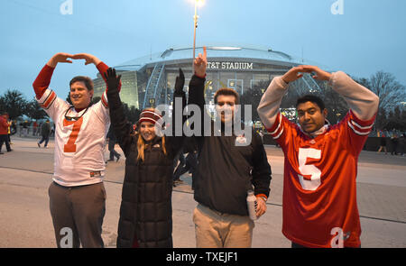 Des fans de l'état de l'Ohio Ohio énoncer en face de AT&T Stadium, site du Collège des éliminatoires de football Championnat National entre l'Oregon Ducks et Ohio State Buckeyes, à Arlington, au Texas le 12 janvier 2015. Photo par Ian Halperin/UPI Banque D'Images