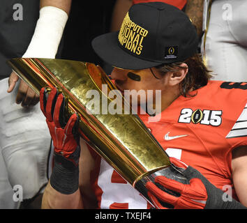 Ohio State Buckeyes Nick Vannet embrasse le lien suivant sur le trophée du championnat de l'état de l'Ohio 42-20 victoire sur l'Oregon dans le College Football Playoff Championnat National, à Arlington, au Texas le 12 janvier 2015. Photo par Ian Halperin/UPI Banque D'Images