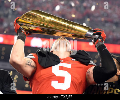 Ohio State Buckeyes quarterback Braxton Miller (5) embrasse le trophée de championnat après l'état de l'Ohio 42-20 victoire sur l'Oregon dans le College Football Playoff Championnat National, à Arlington, au Texas le 12 janvier 2015. Photo par Ian Halperin/UPI Banque D'Images