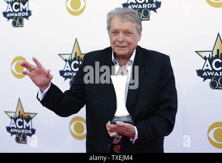 Singer Mickey Gilley arrive à la 50e Academy of Country Music Awards tenue à AT&T Stadium à Arlington, Texas, le 19 avril 2015. Photo de John Angelillo/UPI Banque D'Images