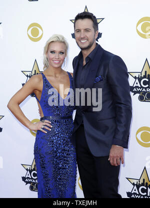Luke Bryan, droit de l'hôte, et Caroline Boyer arrivent à la 50e Academy of Country Music Awards tenue à AT&T Stadium à Arlington, Texas, le 19 avril 2015. Photo de John Angelillo/UPI Banque D'Images