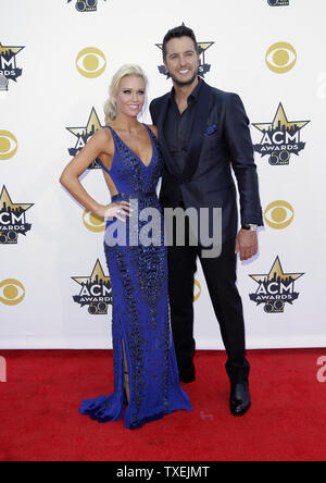Luke Bryan, droit de l'hôte, et Caroline Boyer arrivent à la 50e Academy of Country Music Awards tenue à AT&T Stadium à Arlington, Texas, le 19 avril 2015. Photo de John Angelillo/UPI Banque D'Images