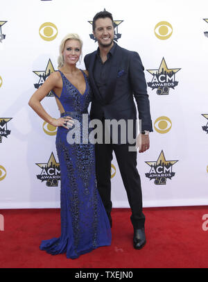 Luke Bryan, droit de l'hôte, et Caroline Boyer arrivent à la 50e Academy of Country Music Awards tenue à AT&T Stadium à Arlington, Texas, le 19 avril 2015. Photo de John Angelillo/UPI Banque D'Images