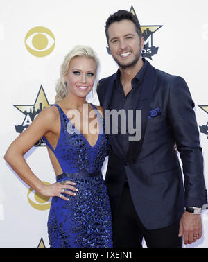 Luke Bryan, droit de l'hôte, et Caroline Boyer arrivent à la 50e Academy of Country Music Awards tenue à AT&T Stadium à Arlington, Texas, le 19 avril 2015. Photo de John Angelillo/UPI Banque D'Images