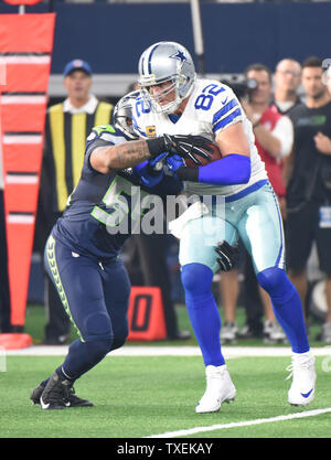 Dallas Cowboys Jason Whitten est encapsulé par Seattle Seahawks Bobby Wagner après une courte pendant la première moitié à AT&T Stadium le 1er novembre 2015 à Arlington, Texas. Photo par Ian Halperin/UPI Banque D'Images