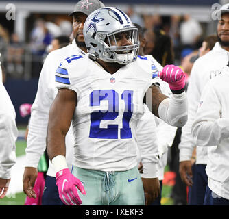 Cowboys de Dallas running back Ézéchiel Elliott célèbre ses 60 verges l'exécution sur les Bengals de Cincinnati au cours de la première moitié à AT&T Stadium à Arlington, Texas le 6 octobre 2016. Ian Halperin/UPI Banque D'Images