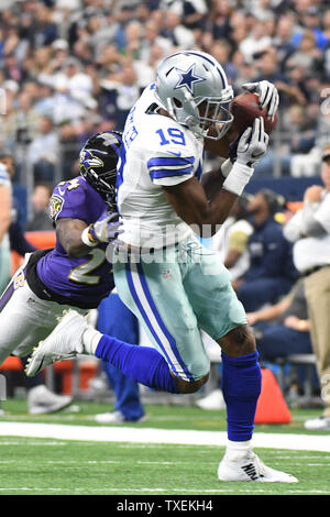 Bryce Dallas Cowboys Butler fait une 41- Cour prendre que le Baltimore Ravens Sareece WRight défend au cours de la première moitié de leur jeu le 20 novembre 2016 chez AT&T Stadium à Arlington, au Texas. Photo par Ian Halperin/UPI Banque D'Images