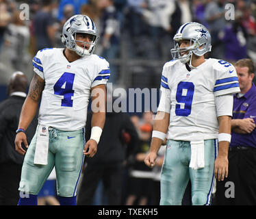 Dallas Cowboys quarts-arrières Tony Romo, droite, et Dak Prescott se réchauffe avant face à la Baltimore Ravens le 20 novembre 2016 chez AT&T Stadium à Arlington, au Texas. Prescott a commencé à la place de Romo toute la saison.. Ian Halperin/UPI Banque D'Images