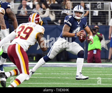 Dallas Cowboys Dak Prescott brouille contre les Redskins de Washington au cours de la première moitié de leur match au Stade AT&T le 24 novembre 2016 à Arlington, Texas. Photo par Ian Halperin/UPI Banque D'Images
