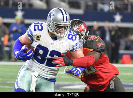 Dallas Cowboys Jason Whitten est encapsulé par Tampa Bay Buccaneers Kwon Alexander durant la première moitié à AT&T Stadium à Arlington, Texas le 18 décembre 2016. Ian Halperin/UPI Banque D'Images