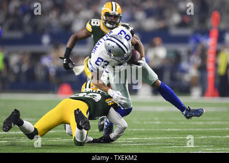 Cowboys de Dallas receveur Terrance Williams (83) est abordé par Green Bay Packers Damarious évoluait Randall (23) au cours de la division NFC match à AT&T Stadium à Arlington, au Texas le 15 janvier 2017. Photo par Shane Roper/UPI Banque D'Images