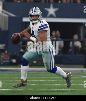 Dallas Cowboys Dak Prescott brouille contre les Chiefs de Kansas City à AT&T Stadium à Arlington, Texas, le 5 novembre 2017. Photo par Ian Halperin/UPI Banque D'Images