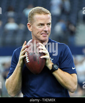 L'entraîneur-chef des Cowboys de Dallas Jason Garrett lance la balle avant le Cowboys de Dallas et Detroit Lions match au Stade AT&T à Arlington, Texas le 30 septembre 2018. Photo par Ian Halperin/UPI Banque D'Images