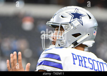 Le quart-arrière des Cowboys de Dallas Dak Prescott se réchauffe avant le Cowboys de Dallas et Detroit Lions match au Stade AT&T à Arlington, Texas le 30 septembre 2018. Photo par Ian Halperin/UPI Banque D'Images