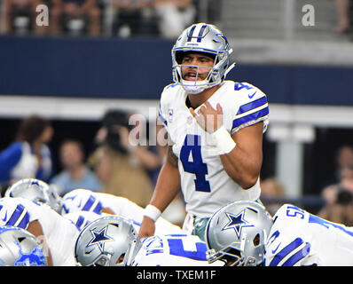 Dallas Cowboys quaterback Dak Prescott appelle un jouer pendant le match au Stade AT&T à Arlington, Texas le 30 septembre 2018. Photo par Ian Halperin/UPI Banque D'Images