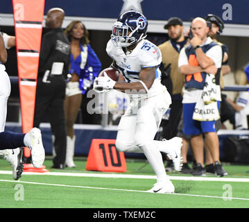 Tennessee Titans Dion Lewis scores sur un 18 verges aganst capture les Dallas Cowboys durant la première moitié à AT&T Stadium à Arlington, Texas, le 5 novembre 2018. Photo par Ian Halperin/UPI Banque D'Images