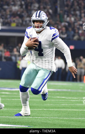 Dallas Cowboys quaterback Dak Prescott s'exécute pour un gain à court contre les Redskins de Washington pendant leur jeu NFL AT&T Stadium à Arlington, Texas le 22 novembre 2018. Photo par Ian Halperin/UPI Banque D'Images
