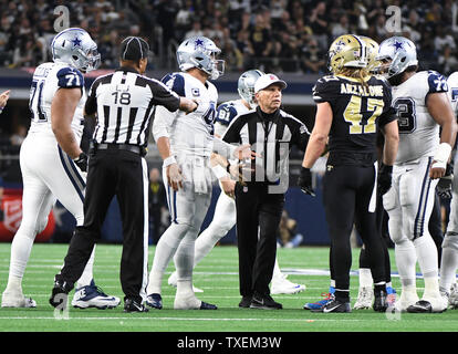 Séparer les fonctionnaires Cowboys de Dallas et New Orleans Saints joueurs pendant leur jeu NFL AT&T Stadium à Arlington, Texas le 29 novembre 2018. Photo par Ian Halperin/UPI Banque D'Images