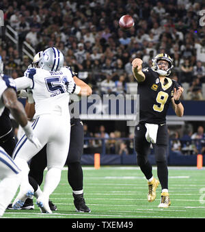 New Orleans Saints Drew Brees lance contre les Dallas Cowboys durant leur jeu NFL AT&T Stadium à Arlington, Texas le 29 novembre 2018. Photo par Ian Halperin/UPI Banque D'Images