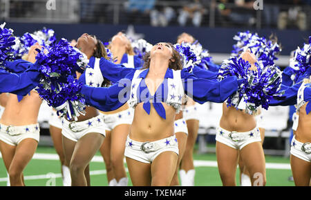 Dallas Cowboys Cheerleaders lors du spectacle au New Orleans Saints NFL game AT&T Stadium à Arlington, Texas le 29 novembre 2018. Photo par Ian Halperin/UPI Banque D'Images