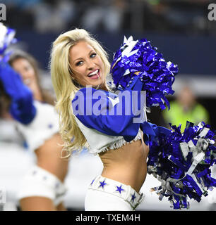 Dallas Cowboys Cheerleaders lors du spectacle au New Orleans Saints NFL game AT&T Stadium à Arlington, Texas le 29 novembre 2018. Photo par Ian Halperin/UPI Banque D'Images