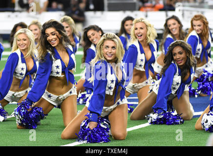 Dallas Cowboys Cheerleaders lors du spectacle au New Orleans Saints NFL game AT&T Stadium à Arlington, Texas le 29 novembre 2018. Photo par Ian Halperin/UPI Banque D'Images