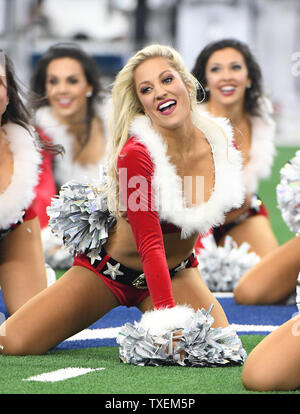 Les Dallas Cowboys Cheerleaders effectuer leur routine annuelle de Noël au cours de la jeu de Tampa Bay Buccaneers AT&T Stadium à Arlington, Texas le 23 décembre 2018. Photo par Ian Halperin/UPI Banque D'Images