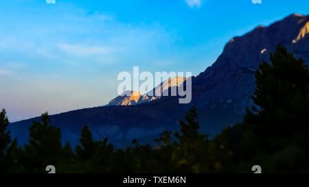 Photo de sunlighted harmonique des pics dans la montagne de Biokovo à Makarska, Croatie Banque D'Images