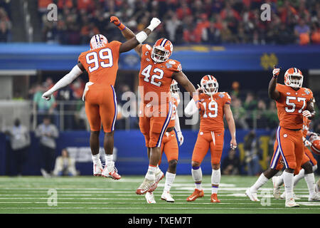 Clemson Tigers défensive fin Clelin Ferrell (99) réagit avec le joueur de ligne défensive Christian Wilkins (42) après avoir fait un plaquage contre Notre Dame Fighting Irish au cours de la première moitié de la demi-finale des séries éliminatoires de football collégial à la Goodyear Cotton Bowl Classic à AT&T Stadium à Arlington, Texas, le 29 décembre 2018. Photo par Shane Roper/UPI Banque D'Images