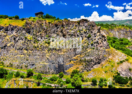 Le Temple de Garni sur un côté de la gorge Garni en Arménie Banque D'Images