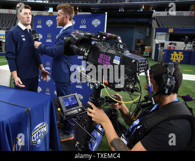 Notre Dame quarterback Ian livre parle aux journalistes à Media Day AT&T Stadium le 27 décembre 2018, l'un des événements menant à la demi-finale des séries éliminatoires de football collégial à la Goodyear Cotton Bowl Classic. Le Clemson Tigers et Notre Dame Fighting Irish s'affronteront le 29 décembre 2018. Photo par Ian Halperin/UPI Banque D'Images