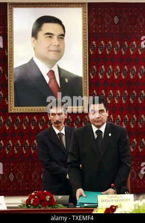 Le Président turkmène Gurbanguli Berdymukhamedov (R) prend place dans le cadre de son portrait avant qu'une réunion avec le président russe Vladimir Poutine à la ville de Turkmenbashi, Turkménistan le 12 mai 2007. (Photo d'UPI/Anatoli Zhdanov) Banque D'Images