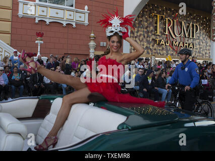 Heather Wells de l'Ohio porte un masque costume car elle montre la foule sur le trottoir de ses chaussures pendant la parade Promenade 14 septembre 2013. La sécurité est serré comme Miss America Pageant participants prennent part à la première assemblée annuelle : montre-nous vos chaussures Parade sur la promenade. La parade remplace la traditionnelle qui a été plus calmes. Miss America 2014 sera couronné à Boardwalk Hall fin demain. UPI/John Anderson Banque D'Images