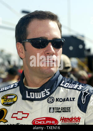 Pilote de voiture de course de Jimmie Johnson attend le début de la Nascar Nextel Cup Bass Pro Shops MBNA 500 race à l'Atlanta Motor Speedway à Hampton, GA, le 30 octobre 2005. (Photo d'UPI/Nell Redmond) Banque D'Images