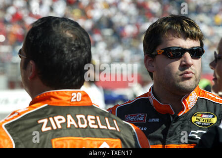 Voiture de course Tony Stewart, droite, les peuplements avec chef de l'équipe de Greg Zipadelli pendant l'hymne national avant le début de la Nascar Nextel Cup Bass Pro Shops MBNA 500 race à l'Atlanta Motor Speedway à Hampton, GA, le 30 octobre 2005. (Photo d'UPI/Nell Redmond) Banque D'Images